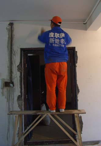 皮尔萨袁师傅正在忙着排管.jpg