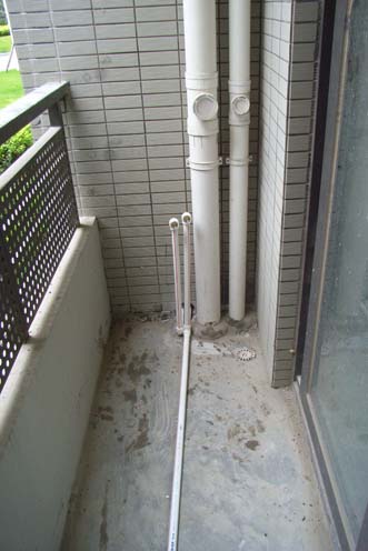 工作阳台被我设计成洗衣房，这是洗衣斗水管(冷热水皆有).jpg