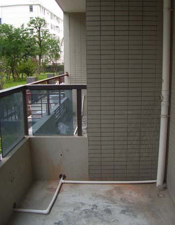 休闲阳台的水管走线：一只通向庭院，一只通向旁边的次卧阳台.jpg