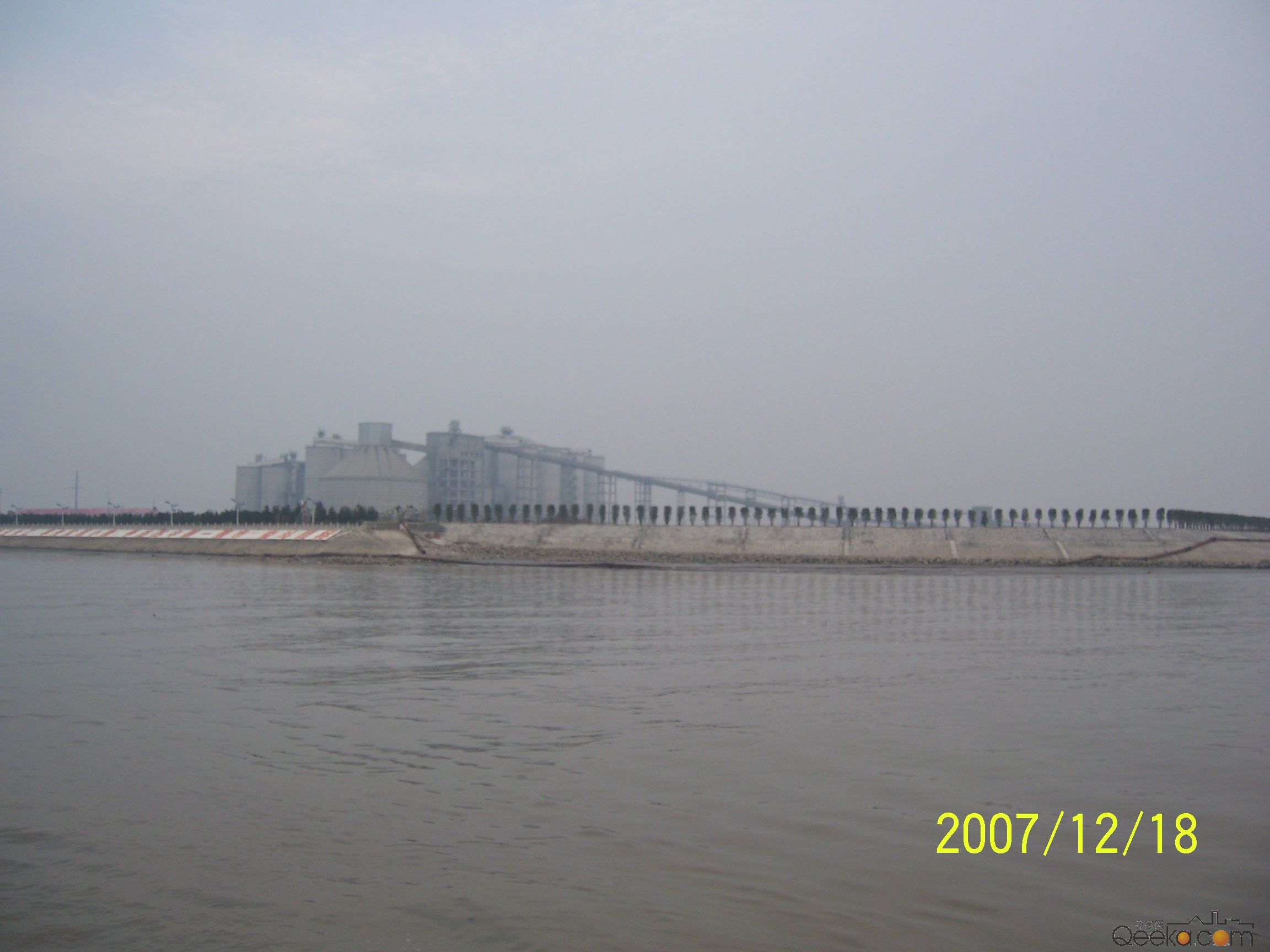 长江边上的海螺水泥.jpg
