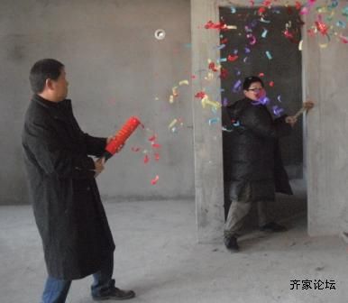 敲墙.jpg