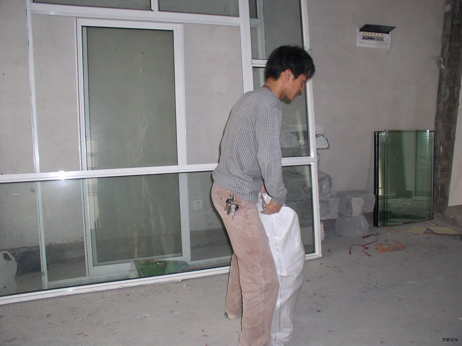 师傅劳作的特写.JPG