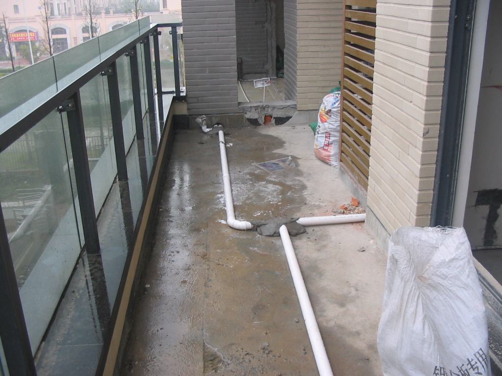 阳台给排水设置,阳台做洗衣机柜,水电工按照我的要求重排了给水管.