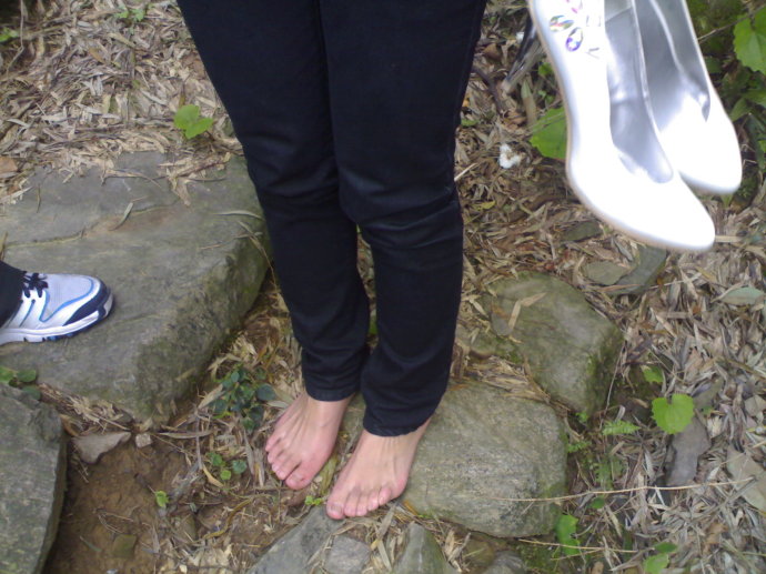 <em>传奇美女</em>的脚,先是高跟鞋上山