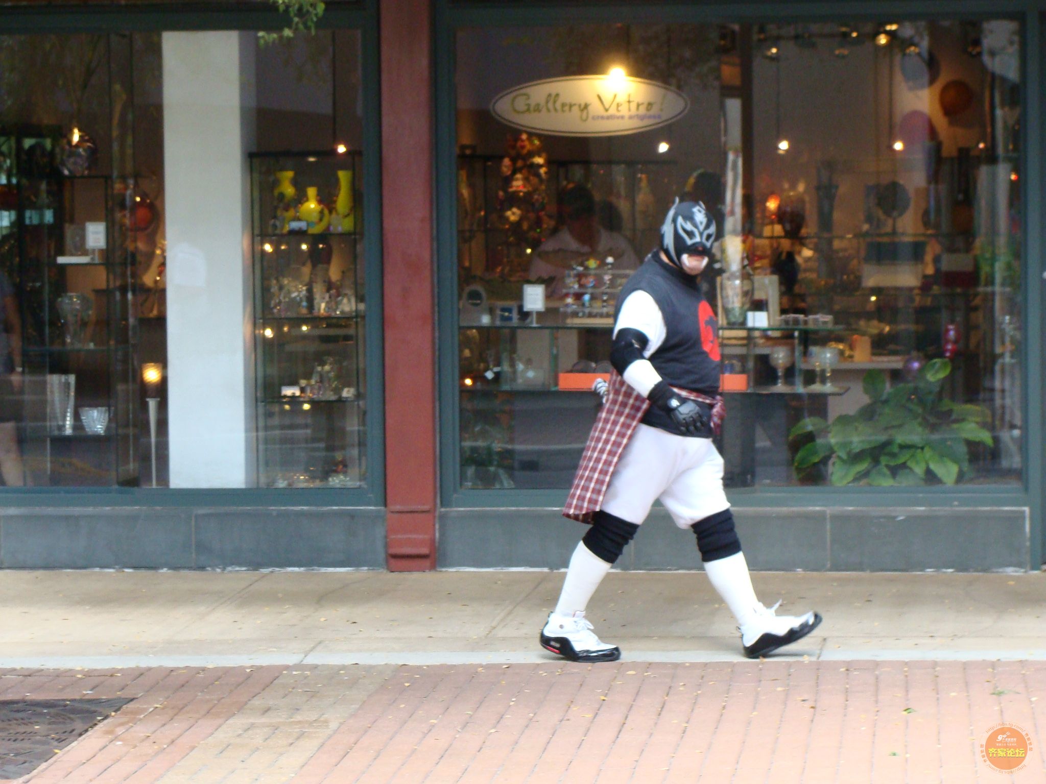 旅客春节回家全副武装坐铁椅