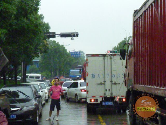 雨天杭州半山杭玻路上堵车!就这样,把我赌在了