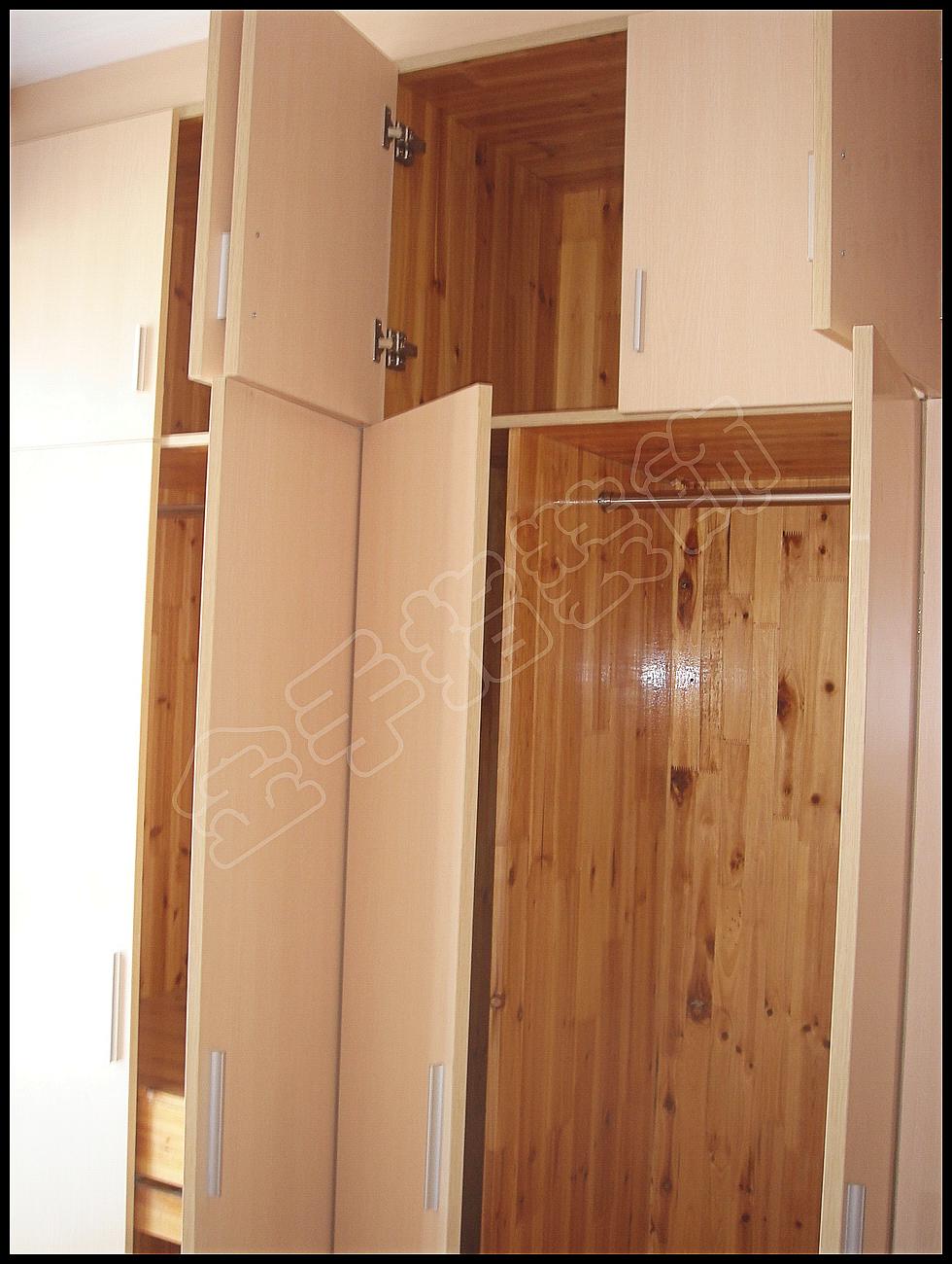 杉木指接板开门衣柜.jpg